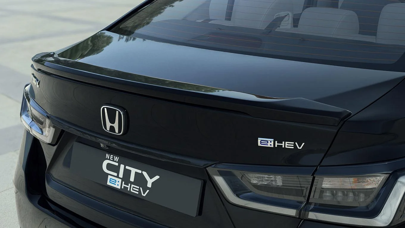 Sporty Trunk Lip Spoiler