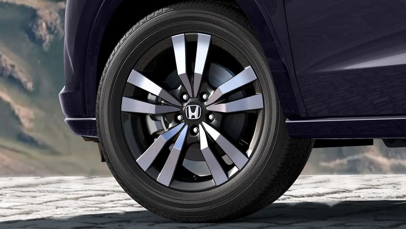 Sporty Diamond Cut Alloy Wheels (R18)